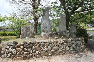 寺浦廃寺塔跡ならびに礎石の画像
