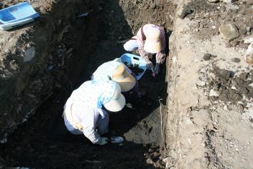 作業員による遺構確認風景