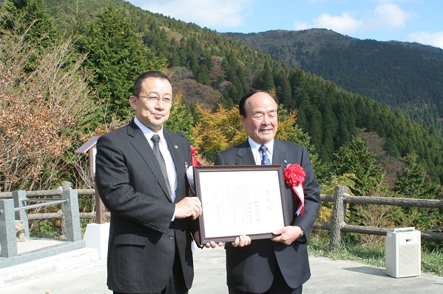 山田代表取締役社長へ感謝状の手渡しするようす