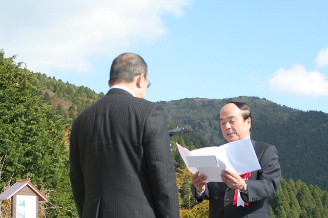 山田代表取締役社長から江里口市長へ目録手渡しのようす