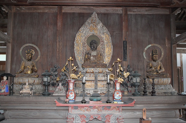 画像の左から木造十一面観音菩薩坐像、木造薬師如来坐像、木造大日如来坐像