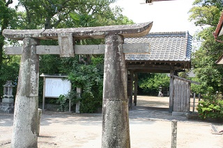 大天満神社四脚門・石造肥前鳥居の写真です
