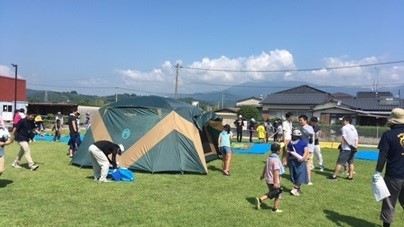 宿泊用テント設置のようす