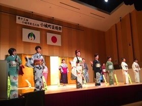 舞を披露するようす