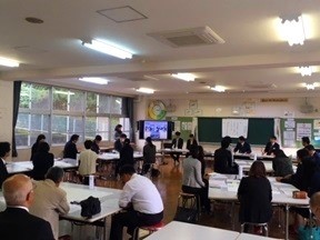 研究協議のようす（教室内）