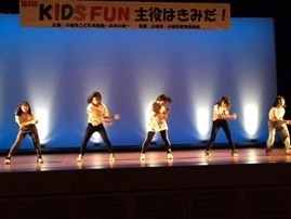 ダンスを披露する子どもたち