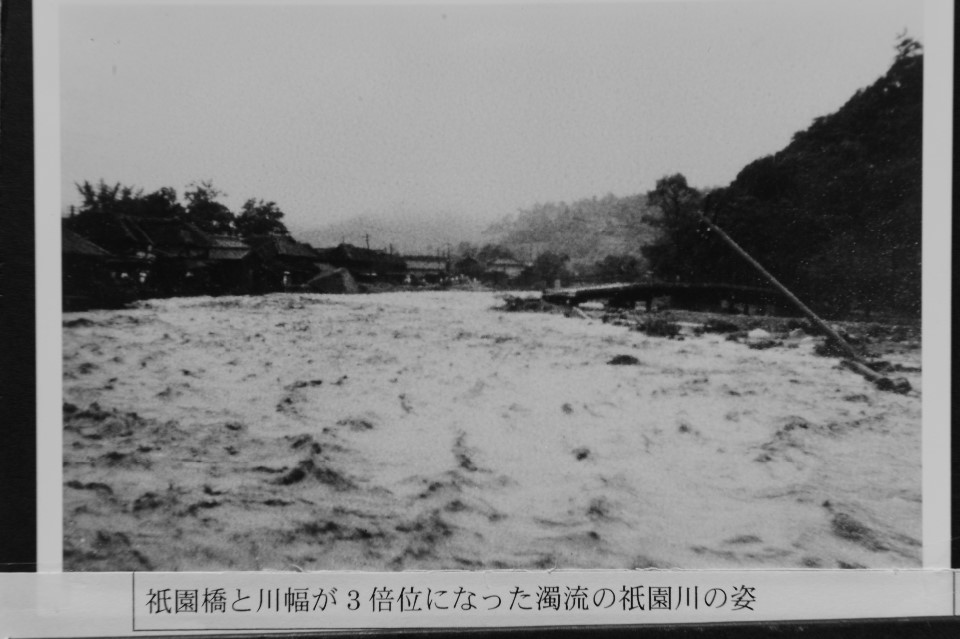 祇園橋と川幅が3倍くらいになった濁流の祇園川の姿