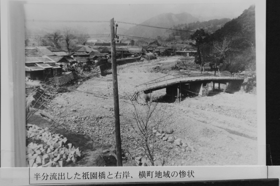 半分流出した祇園橋と右岸、横町地域の惨状