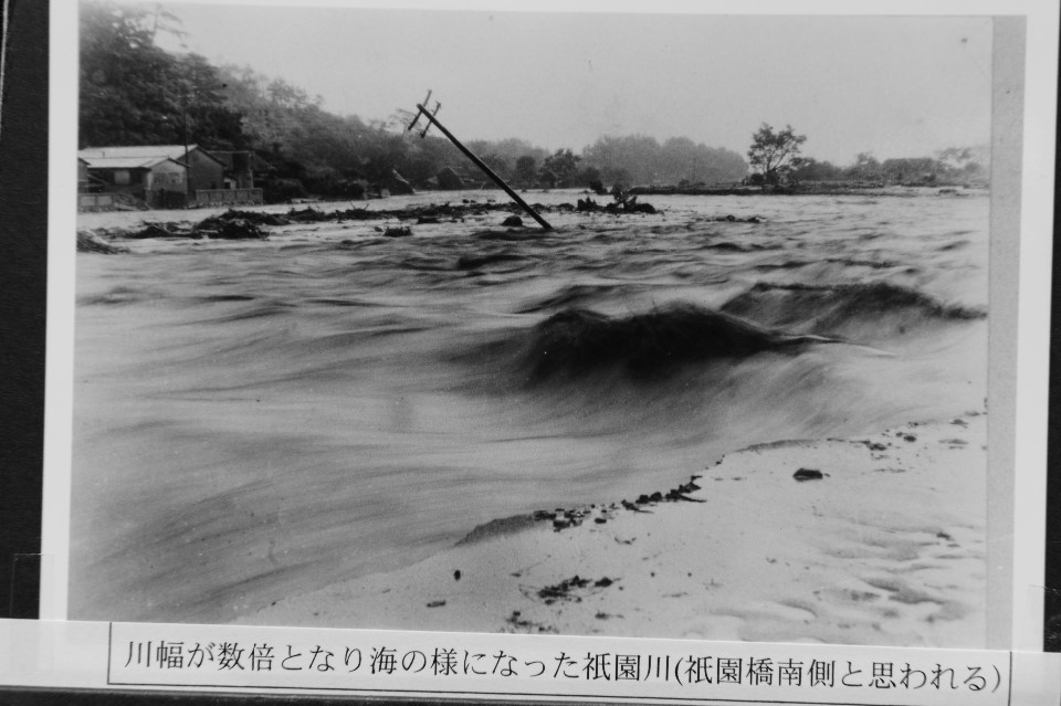 川幅が数倍となり海の様になった祇園川（祇園橋南側と思われる）