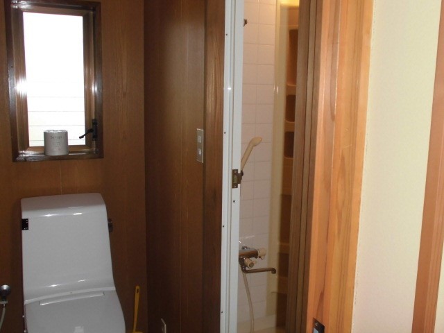 2階トイレ+シャワー室