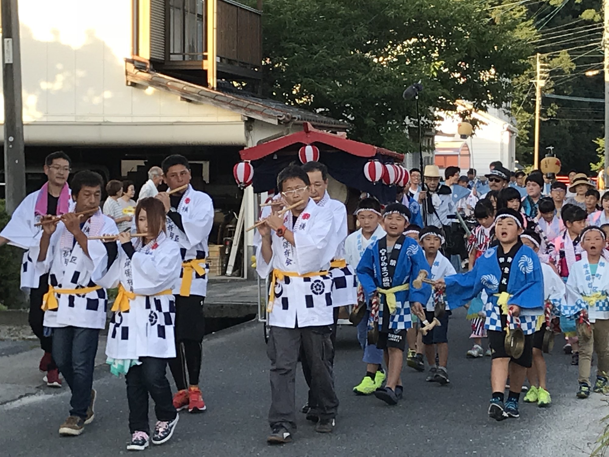 横町の浮立巡行