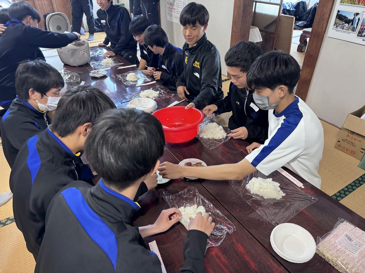 昼食のおにぎりを作っている様子