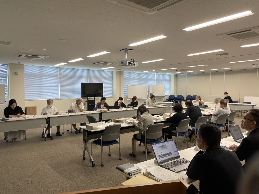 総合計画審議会の会議風景
