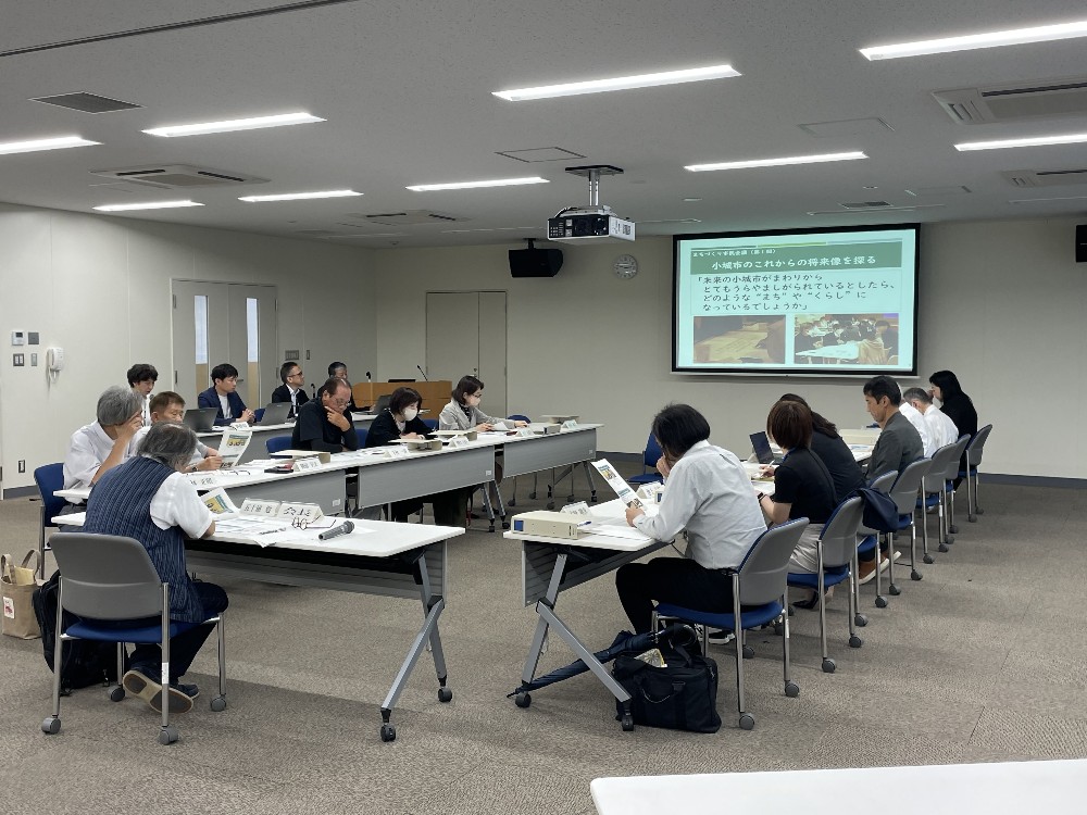 総合計画審議会の答申を手渡す風景