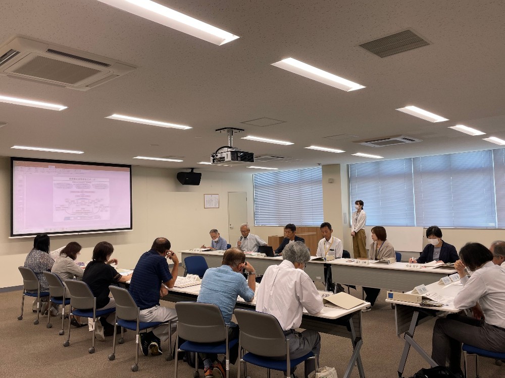 総合計画審議会の会議風景