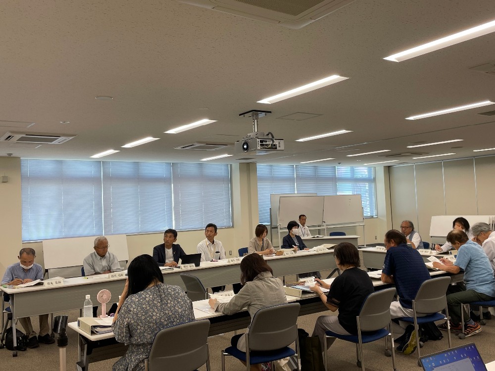 総合計画審議会の答申を手渡す風景