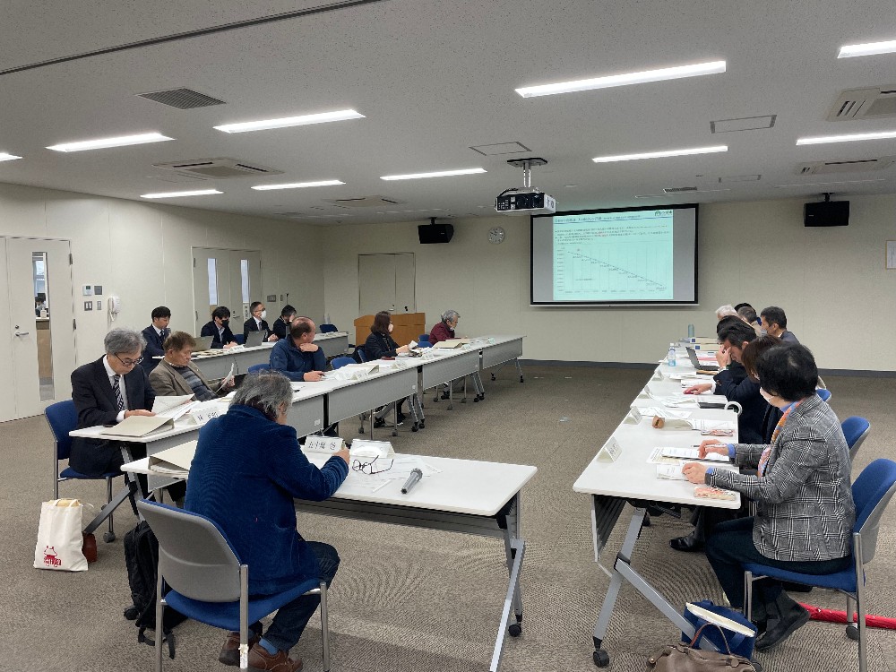 総合計画審議会の答申を手渡す風景