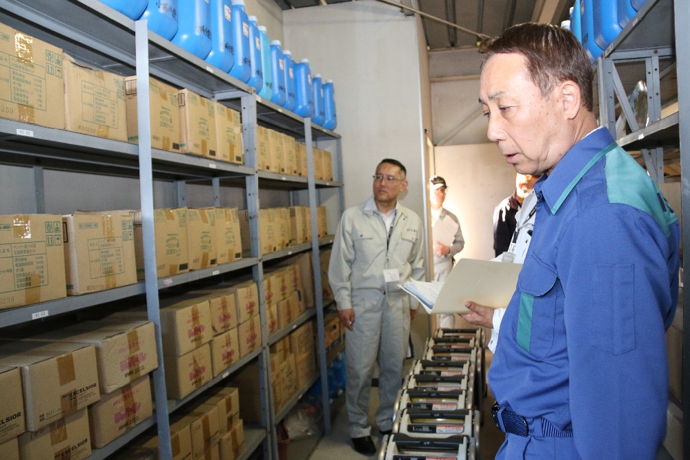 非常食保管場所を確認している写真