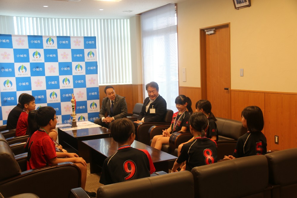 芦刈ジュニアバレーボールクラブの選手のみなさんとお話される市長と教育長