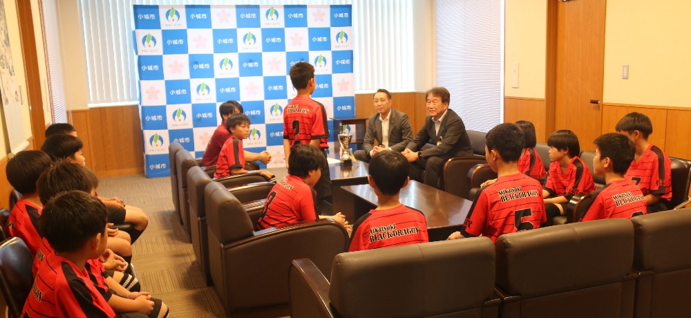 三日月ブラックドラゴンの選手のみなさんとお話される市長と教育長