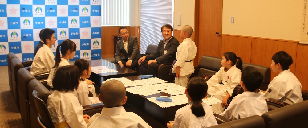 日本空手協会小城支部の選手のみなさんとお話される市長と教育長