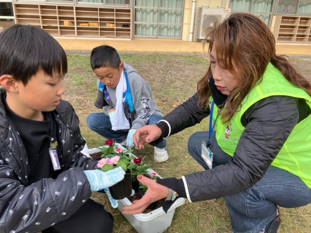 芦刈観瀾校へ「人権の花」贈呈