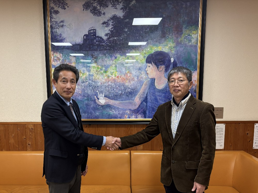 牛津中学校へ絵画を寄贈いただきました