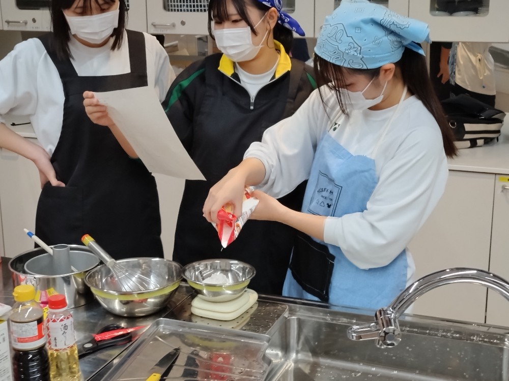 江里山での収穫物を調理する生徒たち