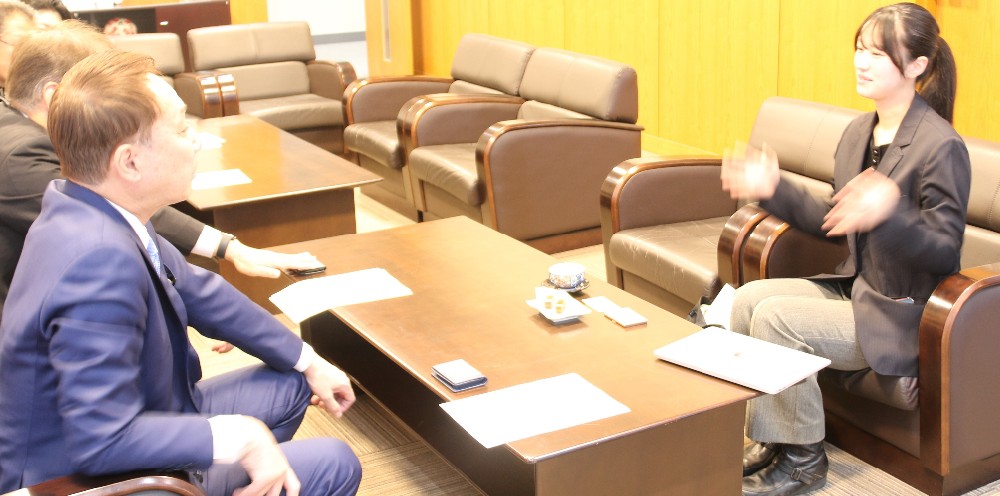 早大生の石井さん表敬訪問