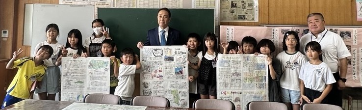 壁新聞を作成した小学生の集合写真