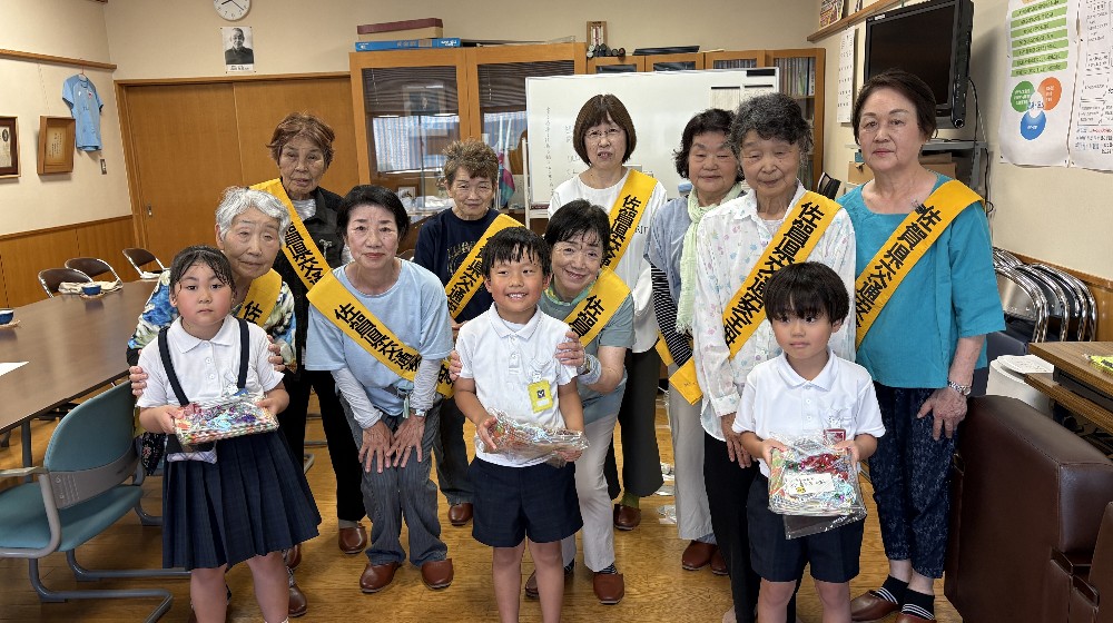 三日月小学校贈呈式