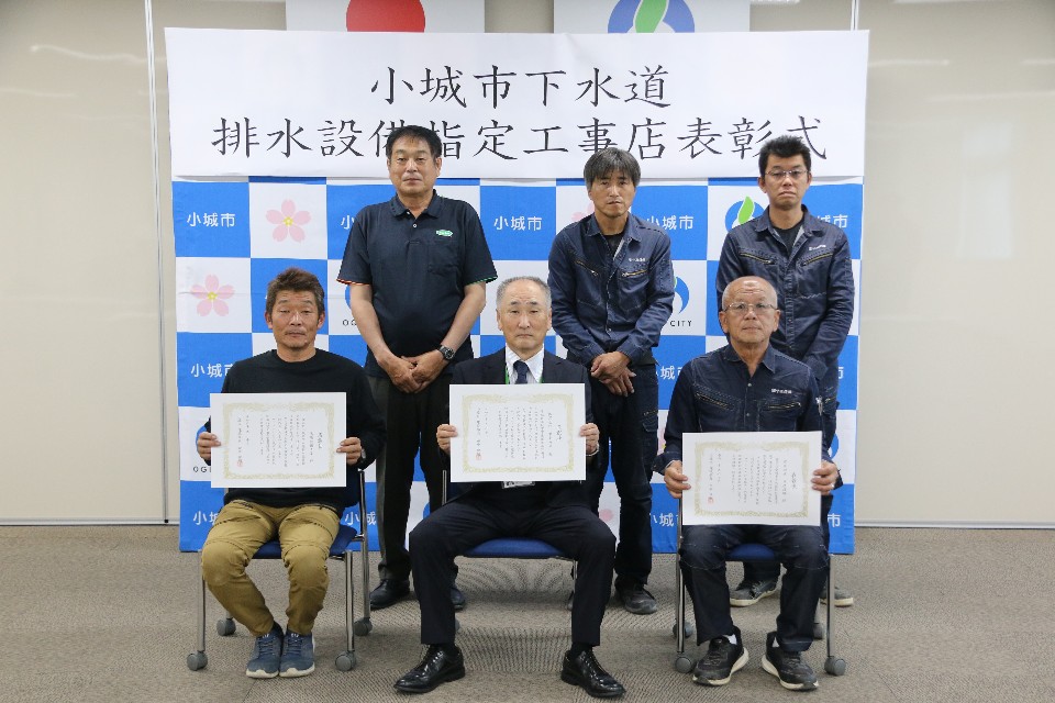 表彰式で撮影した受章者の集合写真